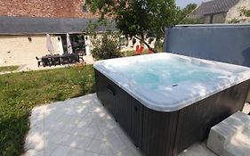 de la salle gite 8 personnes à la campagne avec jacuzzi 4 chambres 3 WC